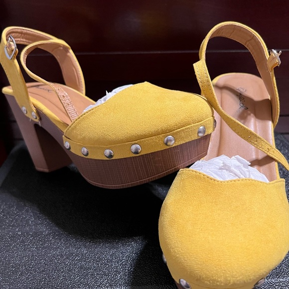 Qupid Shoes - GUC close toe pumps